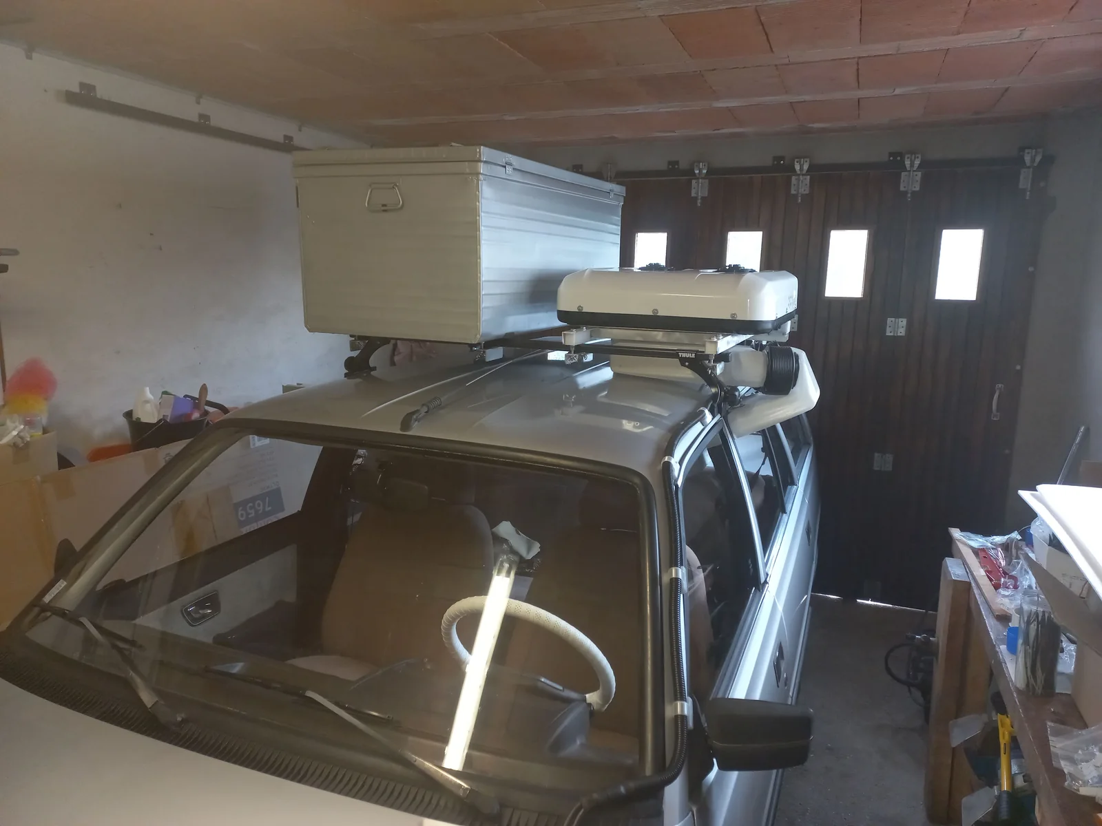 Peugeot 305 Break équipée d’une climatisation de toit avec pièces imprimées en 3D