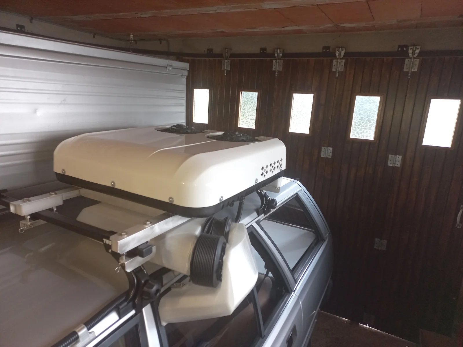 Climatisation installée sur le toit d’une Peugeot 305 Break de 1987
