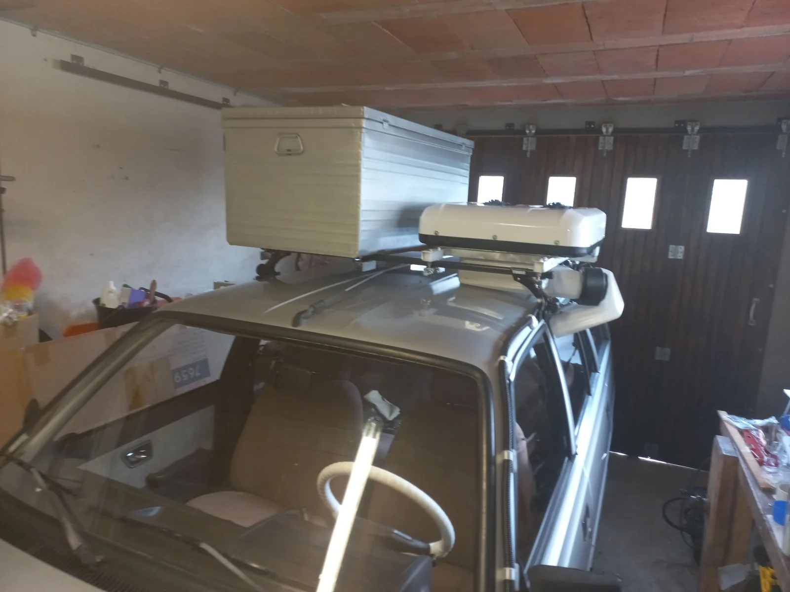 Vue d’ensemble de la Peugeot 305 Break avec climatisation installée sur le toit