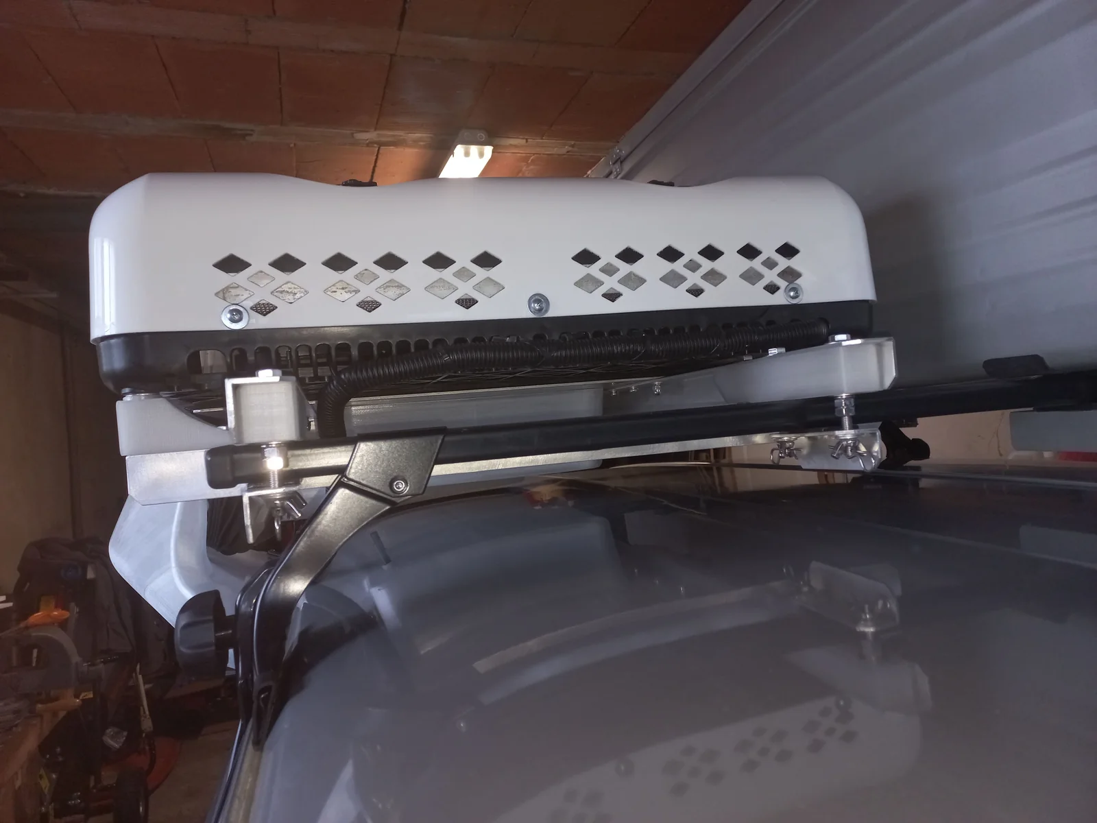 Climatisation montée sur Peugeot 305 Break avec éléments d’adaptation imprimés en 3D