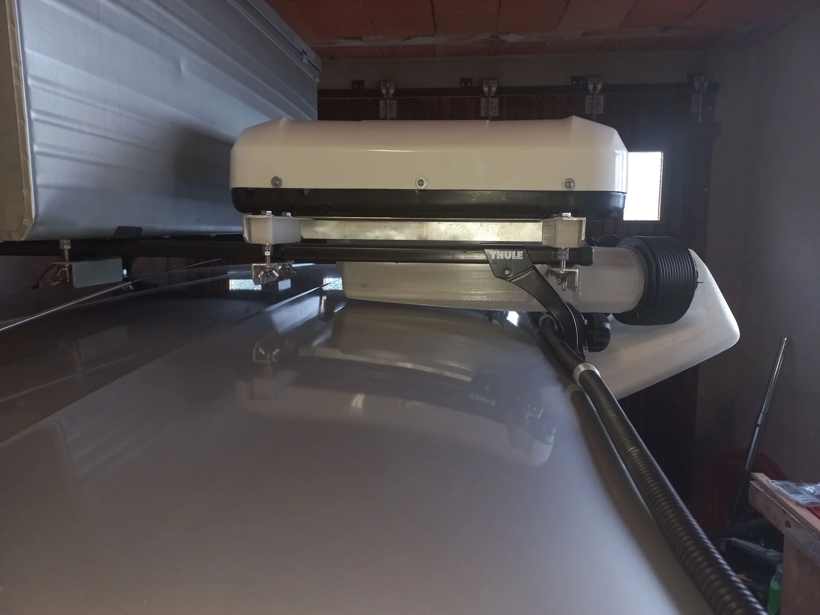 Vue arrière de la climatisation installée sur le toit d’une Peugeot 305 Break