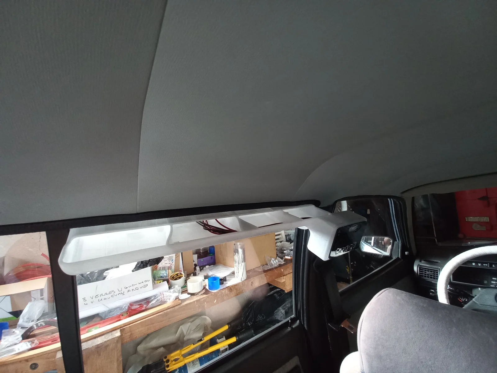 Conduit d’air de climatisation à l’intérieur d’une Peugeot 305