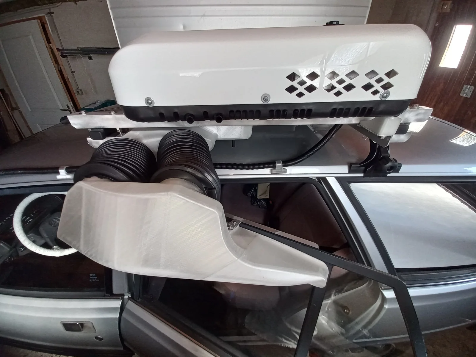 Double conduit de climatisation avec pièces imprimées en 3D sur Peugeot 305