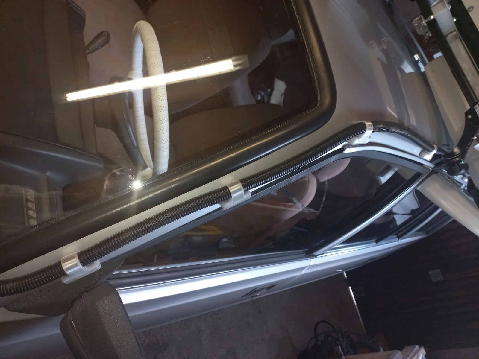 Conduits de climatisation dans l’habitacle d’une Peugeot 305 Break