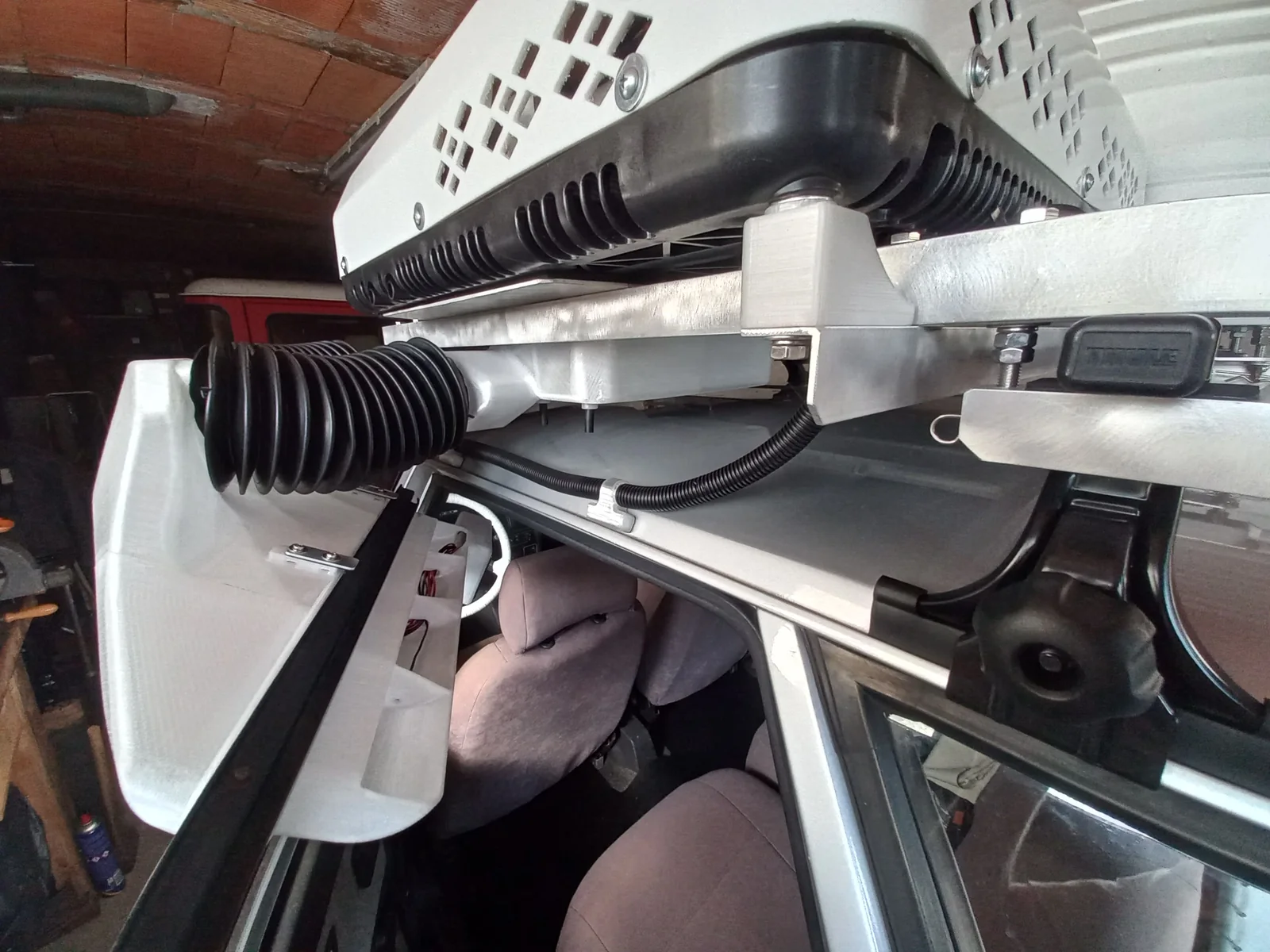 Détail d’une pièce d’adaptation imprimée en 3D pour une climatisation automobile
