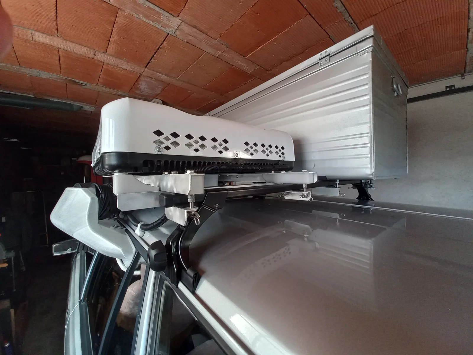 Support de climatisation installé sur le toit d’une Peugeot 305 Break